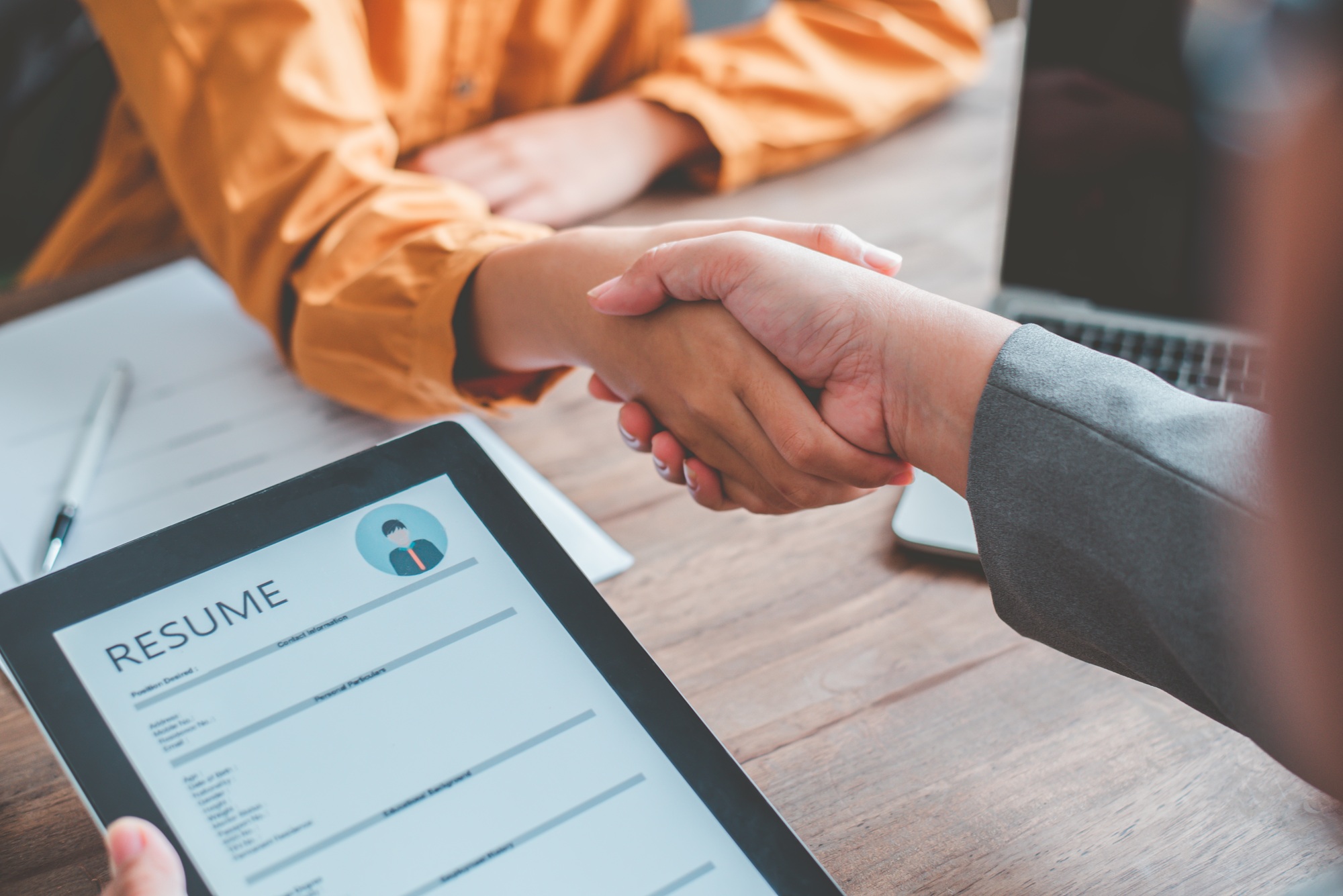 HR managers join hands with job applicants, accept proposals